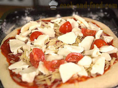 Pizza con salchicha ahumada - la receta más fácil