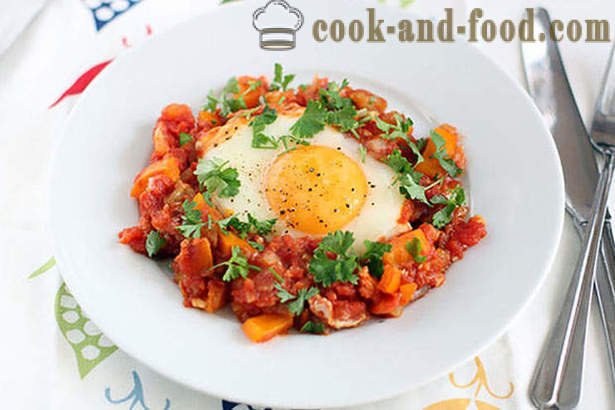 Una receta sencilla para los huevos revueltos con verduras para el desayuno