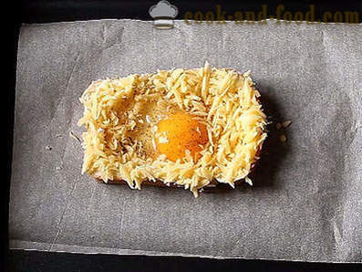 Hot sándwich de huevo y queso en el horno para el desayuno