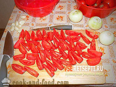 Dulce ensalada de tomates rojos en invierno
