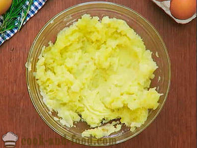 Pastel de patata con tocino con champiñones y queso en el horno