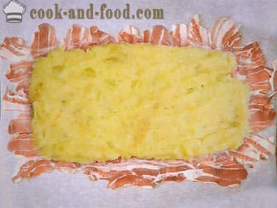 Pastel de patata con tocino con champiñones y queso en el horno