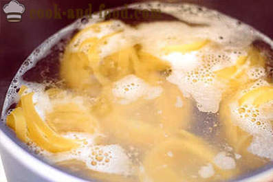 La pasta fettuccine con gambas en una salsa cremosa