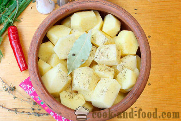 Patatas cocidas al horno con pollo en una olla