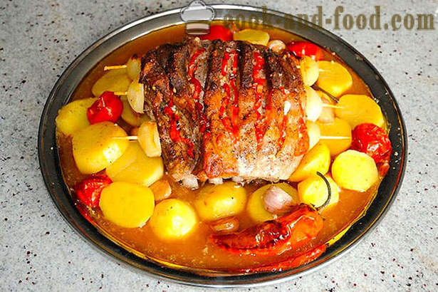 Lomo de cerdo asado con patatas en el horno