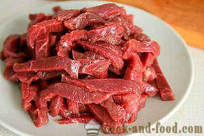 Pepinos con la carne en Coreano (cámara)