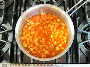 Sopa de tomate con migas de pan tostados