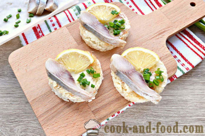Sándwiches festivas con el arenque y limón - cómo cocinar un hermoso sándwiches con rodajas de arenque, un paso a paso de la receta fotos
