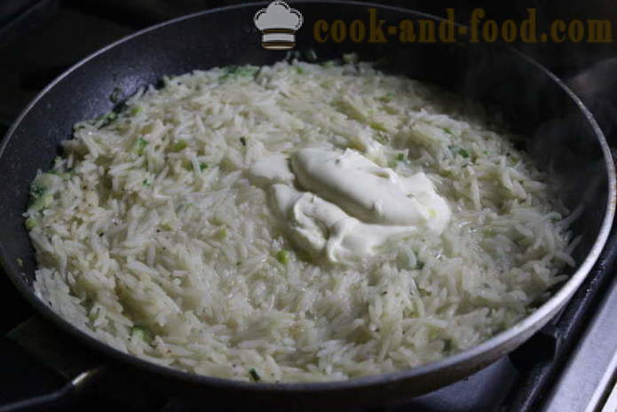 Guarnición de arroz quebradiza deliciosa con crema agria y hierbas - cómo cocinar un delicioso plato de arroz, un paso a paso de la receta fotos