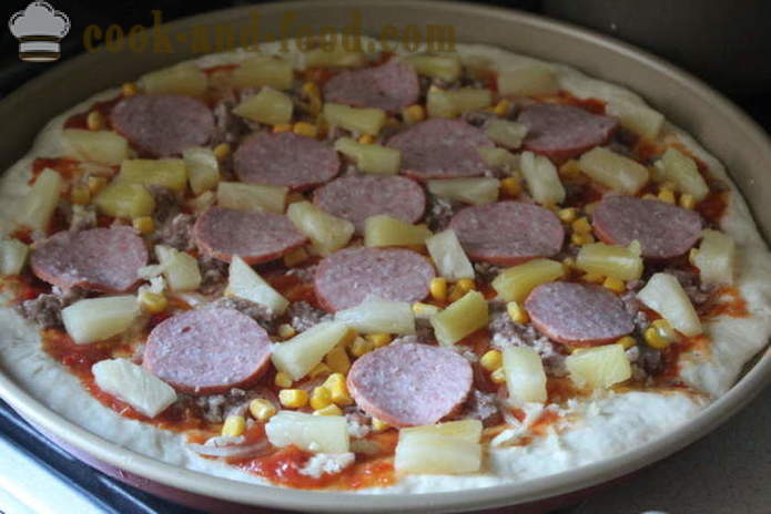 Pizza de levadura con la carne y el queso en casa - paso a paso la receta foto-pizza con carne picada en el horno