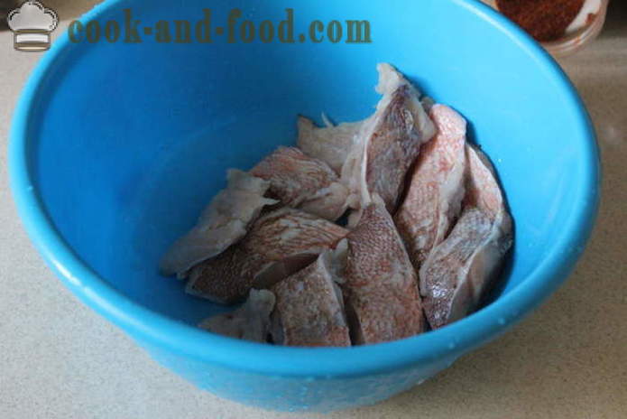 Pescado marinado en vinagre con las cebollas y el enebro - Cómo cocinar el pescado marinado en casa, paso a paso las fotos de la receta