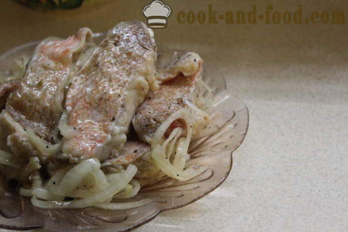 Pescado marinado en vinagre con las cebollas y el enebro - Cómo cocinar el pescado marinado en casa, paso a paso las fotos de la receta