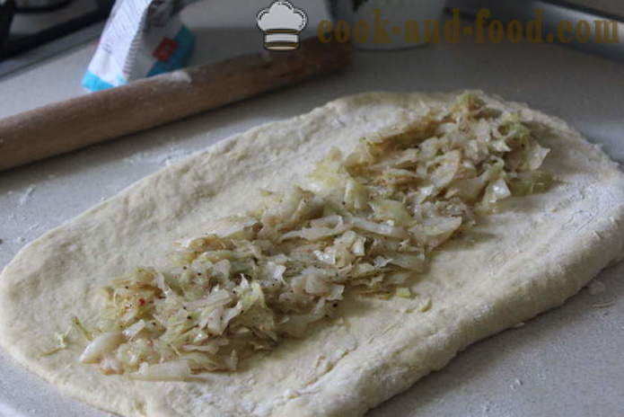Empanada con la col joven de masa de levadura - cómo decorar un pastel de levadura con repollo, paso a paso las fotos de la receta
