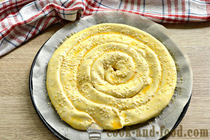 Pastel de caracol de la masa de hojaldre terminado - como hornear un pastel de capas, el caracol con queso y salchichas, un paso a paso de la receta fotos