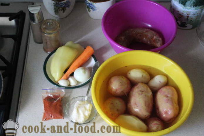 Patatas jóvenes en una olla con salchicha y los vehículos - Cómo cocinar un asado en el horno de patatas jóvenes, un paso a paso de la receta fotos
