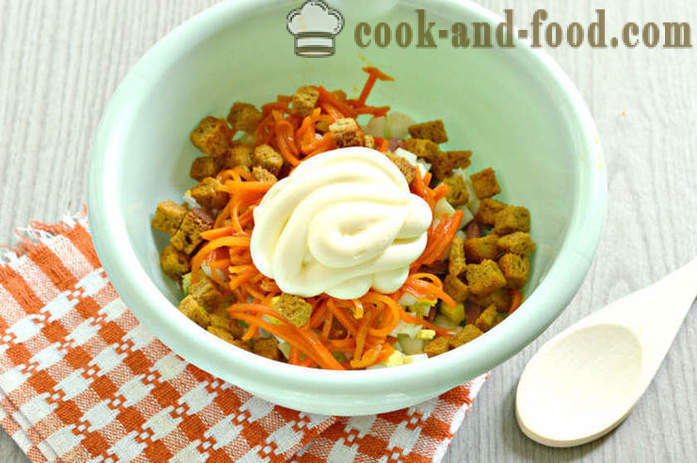 Ensalada con trocitos de pan, zanahoria, salchichas de Corea - Cómo preparar una ensalada con trocitos de pan y mayonesa, un paso a paso de la receta fotos