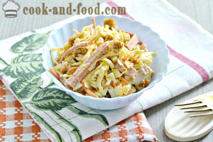 Ensalada con trocitos de pan, zanahoria, salchichas de Corea - Cómo preparar una ensalada con trocitos de pan y mayonesa, un paso a paso de la receta fotos