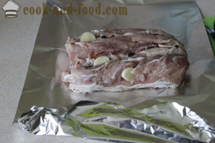 Inicio cuece en el horno - al igual que la carne de cerdo asado de cerdo cocida en papel de aluminio, con un paso a paso las fotos de la receta