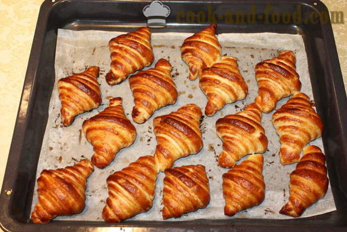 Croissants franceses sin relleno - cómo hacer croissants escamosa masa de levadura, un paso a paso de la receta fotos