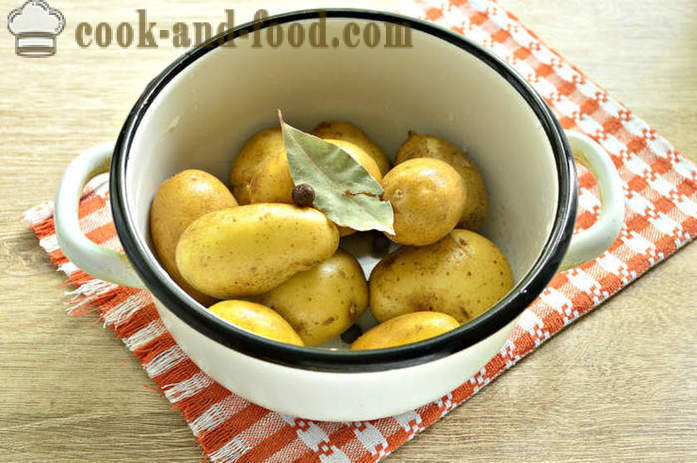 Las patatas hervidas con ajo y hierbas - cómo cocinar patatas nuevas sabrosa y bien paso a paso las fotos de la receta