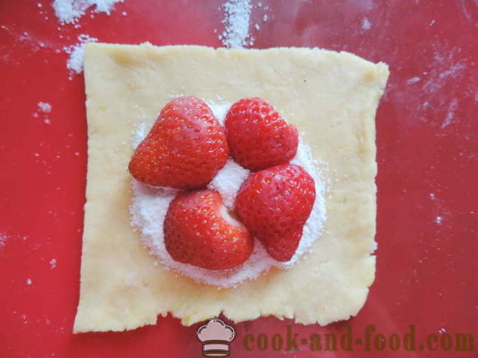 Galletas de mantequilla con las fresas en el horno - a hornear galletas de mantequilla relleno de fresas, un paso a paso de la receta fotos