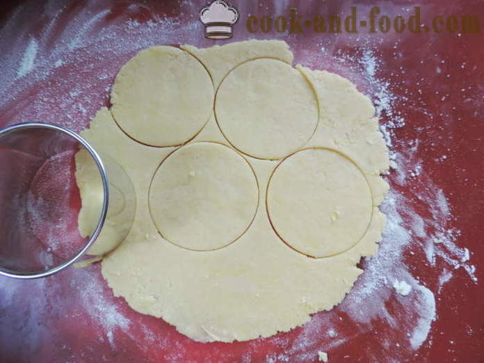 Galletas de mantequilla con las fresas en el horno - a hornear galletas de mantequilla relleno de fresas, un paso a paso de la receta fotos