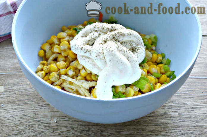 Ensalada con la crepe huevo, pollo y maíz - ¿Cómo preparar una ensalada con huevo y panqueques de maíz, con un paso a paso las fotos de la receta