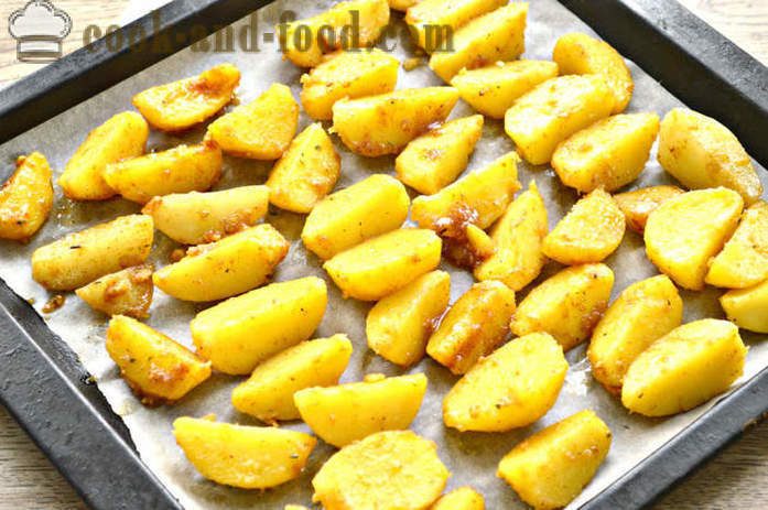 Rodajas de patata cocida al horno en el horno con ajo y salsa de soja - ambos deliciosos patatas cocidas al horno en el horno, con un paso a paso fotos de la receta
