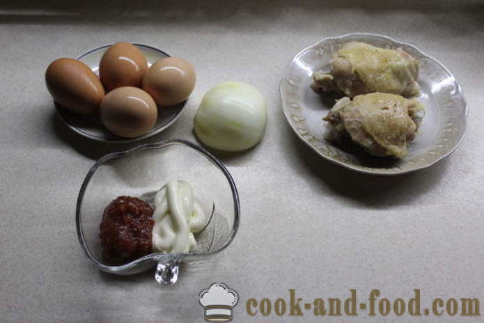 Ensalada con capas de pollo y las cebollas en escabeche - ¿Cómo se prepara una ensalada con cebolla en escabeche y pollo, con un paso a paso las fotos de la receta