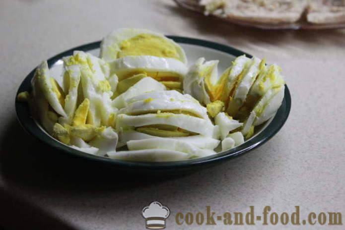 Ensalada con capas de pollo y las cebollas en escabeche - ¿Cómo se prepara una ensalada con cebolla en escabeche y pollo, con un paso a paso las fotos de la receta