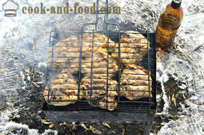 Pollo a la barbacoa deliciosa muslos en la parrilla sobre carbón - a cocinar pollo asado a la parrilla en la parrilla, un paso a paso de la receta fotos