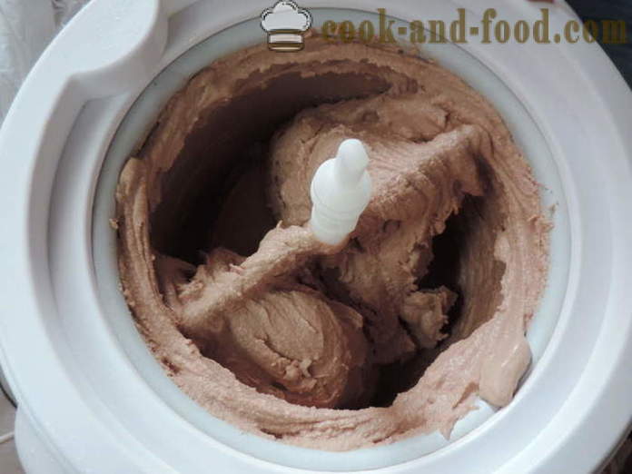 Helado hecho en casa con el almidón de la leche y la crema - cómo hacer helados caseros sin huevo, paso a paso las fotos de la receta