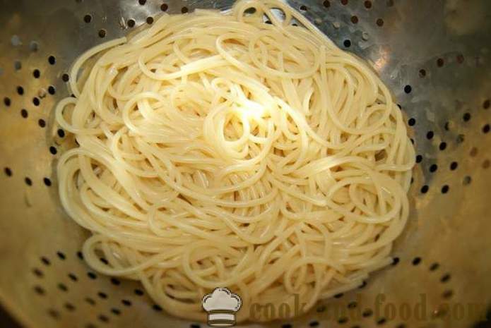 Monstruo de Espagueti - luz y sabrosos platos calientes para Halloween con sus manos, paso a paso las fotos de la receta