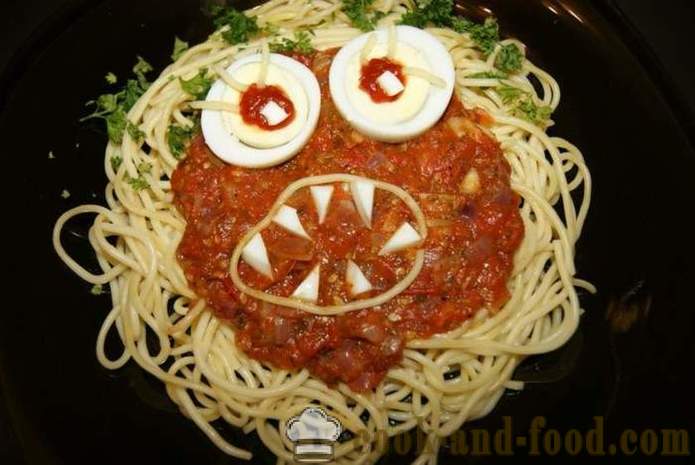 Monstruo de Espagueti - luz y sabrosos platos calientes para Halloween con sus manos, paso a paso las fotos de la receta