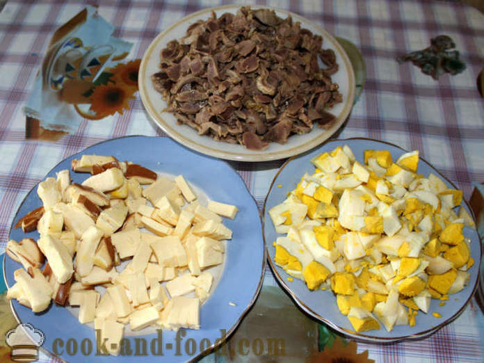 Ensalada con queso y salchichas de pollo ombligos - cómo hacer una ensalada de mollejas y queso, con un paso a paso las fotos de la receta
