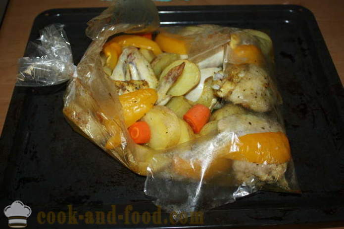 Patatas cocidas al horno con pollo en la manga - la forma de cocinar las patatas en el horno con pollo, un paso a paso de la receta fotos