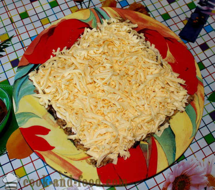 Ensalada en capas con los espadines y queso - Cómo hacer una ensalada con capas de espadines, un paso a paso de la receta fotos