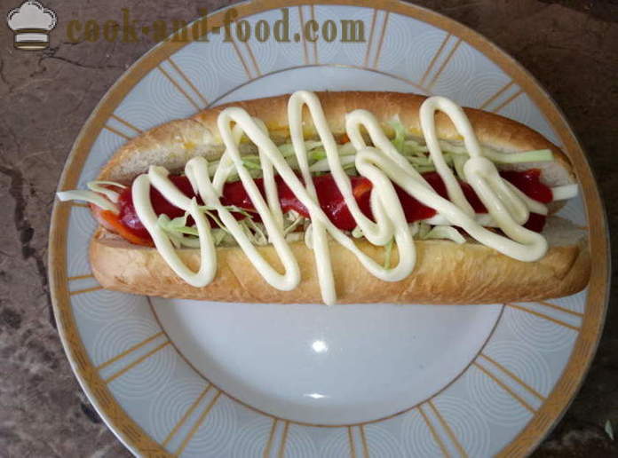 Hot dogs deliciosos con la salchicha y los vehículos - Cómo hacer un perrito caliente en casa, fotos paso a paso de la receta