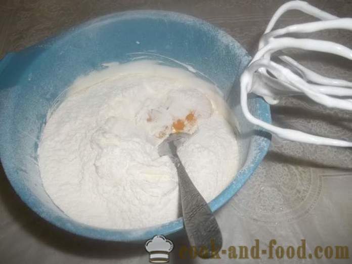 Rodillo de la esponja rápida con mermelada - cómo hornear un bizcocho enrollado en casa, paso a paso las fotos de la receta
