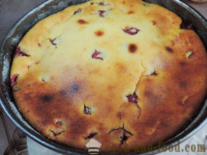 Pudín de la cuajada deliciosa y sencilla con las cerezas - Cómo hacer cazuela de queso cottage en el horno, con un paso a paso las fotos de la receta