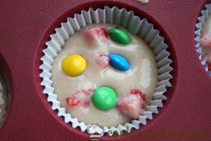 Magdalenas hechas en casa en el yogur con fresas - cómo cocinar magdalenas en moldes de silicona, un paso a paso de la receta fotos