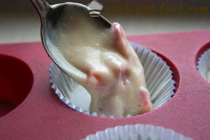 Magdalenas hechas en casa en el yogur con fresas - cómo cocinar magdalenas en moldes de silicona, un paso a paso de la receta fotos
