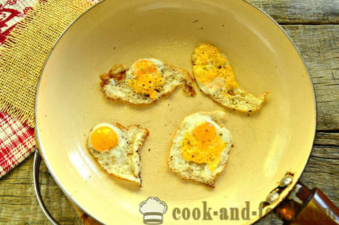 Pan francés con huevos y verduras en una sartén - cómo hacer un pan tostado con un huevo para el desayuno, un paso a paso de la receta fotos