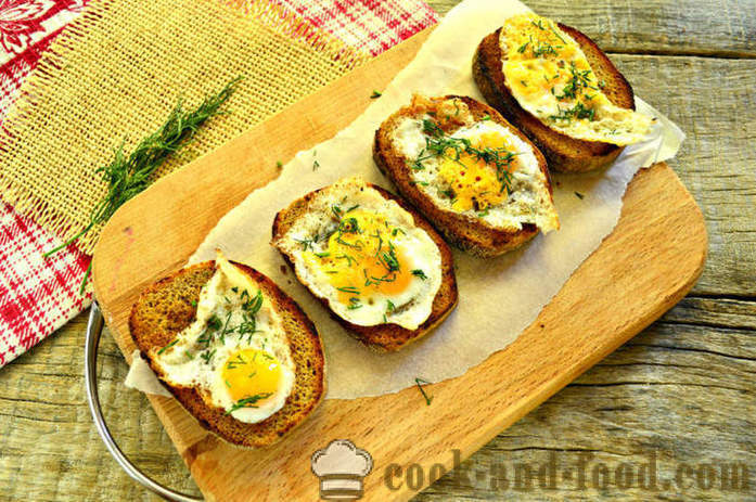 Pan francés con huevos y verduras en una sartén - cómo hacer un pan tostado con un huevo para el desayuno, un paso a paso de la receta fotos