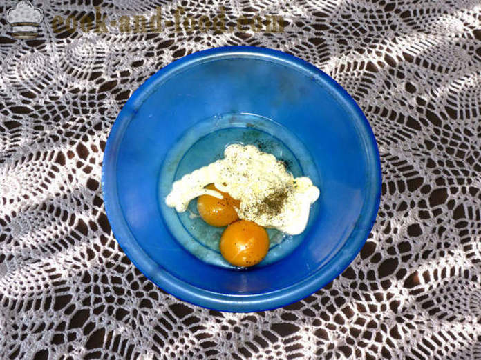 Ensalada con los huevos revueltos y salchichas y crema agria - ¿Cómo se prepara una ensalada con una tortilla, un paso a paso de la receta fotos
