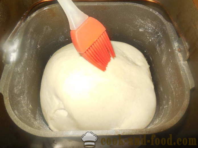 Una receta sencilla para el pan hecho en casa en adobo de tomate - cómo hornear pan en la máquina para hacer pan en casa, paso a paso las fotos de la receta