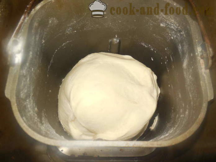 Una receta sencilla para el pan hecho en casa en adobo de tomate - cómo hornear pan en la máquina para hacer pan en casa, paso a paso las fotos de la receta