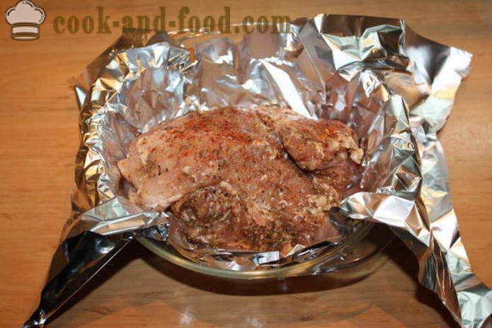 Cerdo en papel de aluminio, cocido en el horno con salsa de granada - a cocinar la carne de cerdo que estaba suculentos, con un paso a paso las fotos de la receta
