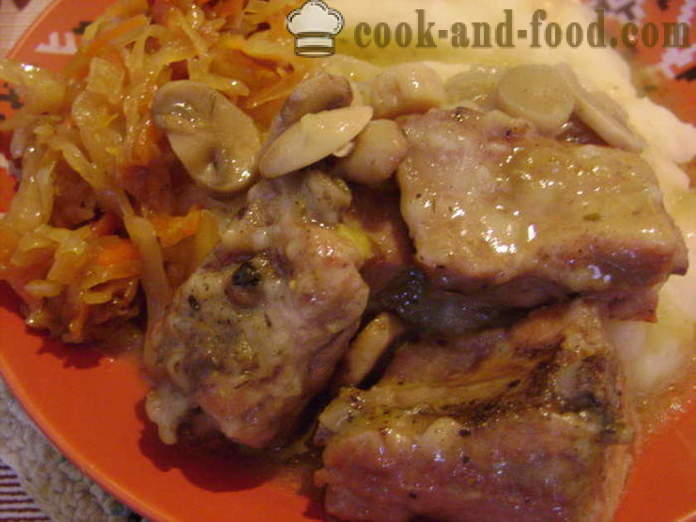 Costillas Cvinye guisadas con setas y salsa - estofado de costillas de cerdo en una sartén, con un paso a paso las fotos de la receta