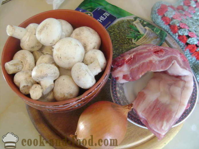 Costillas Cvinye guisadas con setas y salsa - estofado de costillas de cerdo en una sartén, con un paso a paso las fotos de la receta